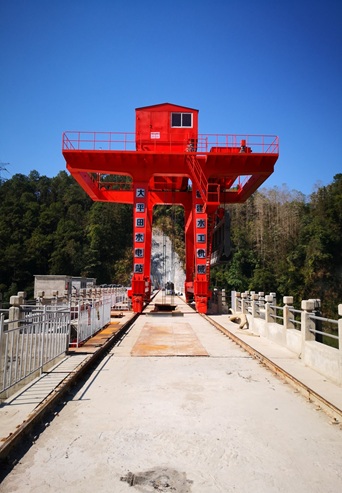 腾冲县大平田水电站大坝江南平台坝顶.jpg